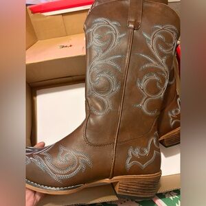 Elegant Brown Embroidered Cowboy Boots